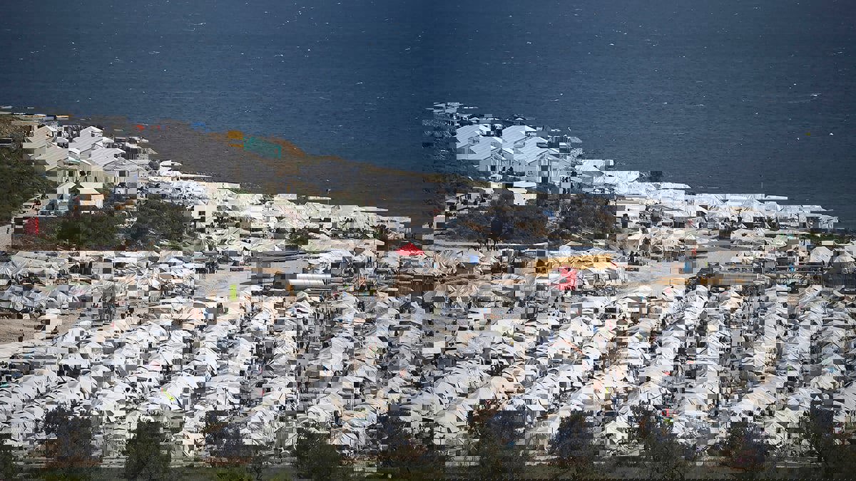 
أطباء بلا حدود: مهاجرون مكبلون ومصابون في ليسبوس اليونانية   