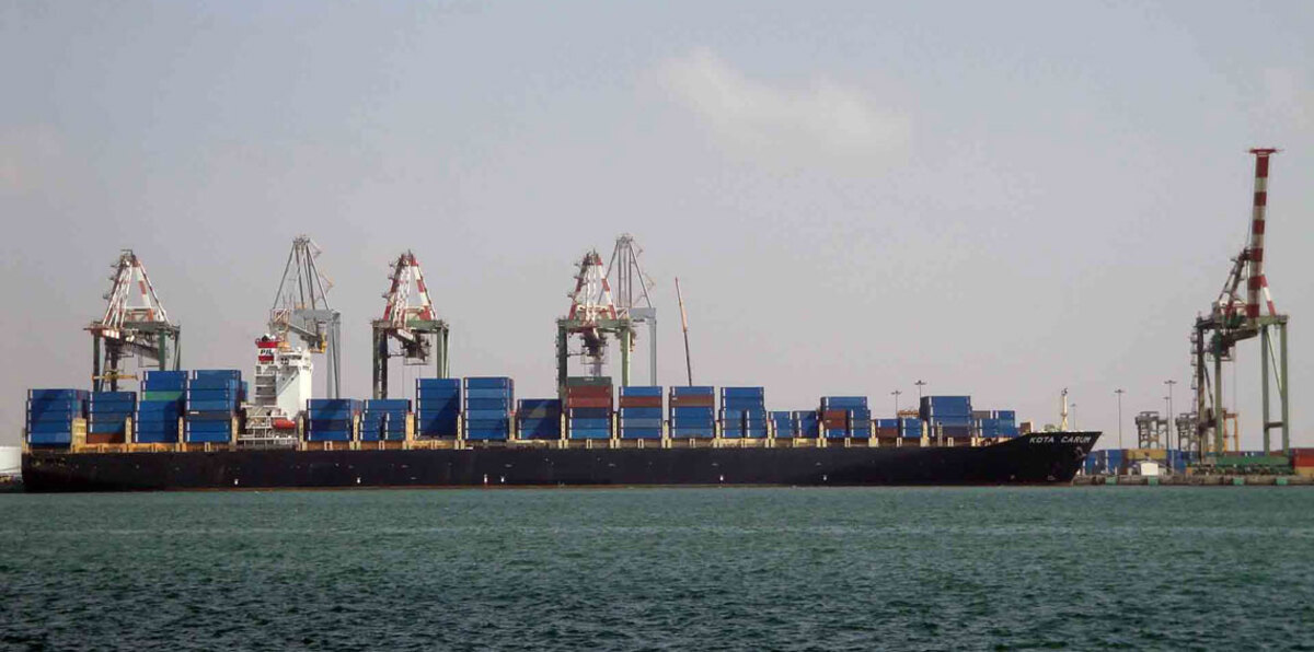 مسؤول بميناء عدن ينفي توقف العمل فيه