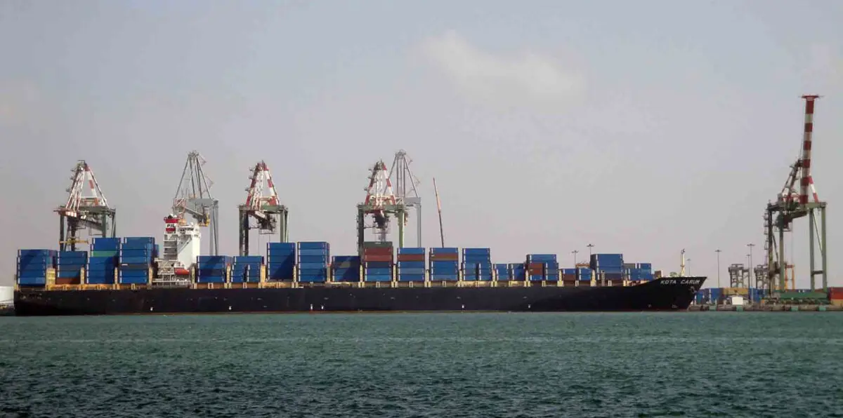 مسؤول بميناء عدن ينفي توقف العمل فيه