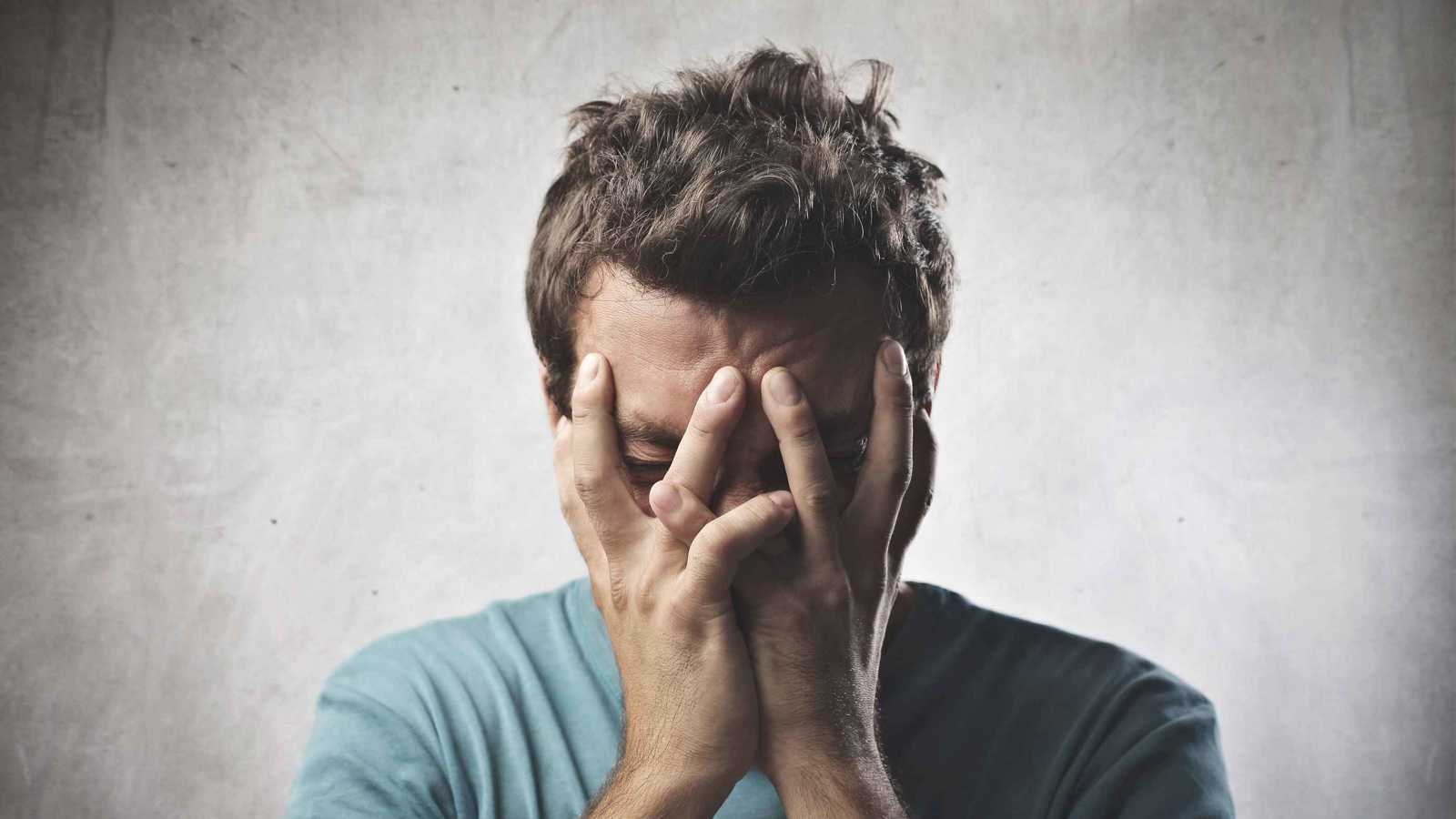 "لسوء معاملة والديه".. شاب مصري يحاول الانتحار  خلال "بث مباشر"