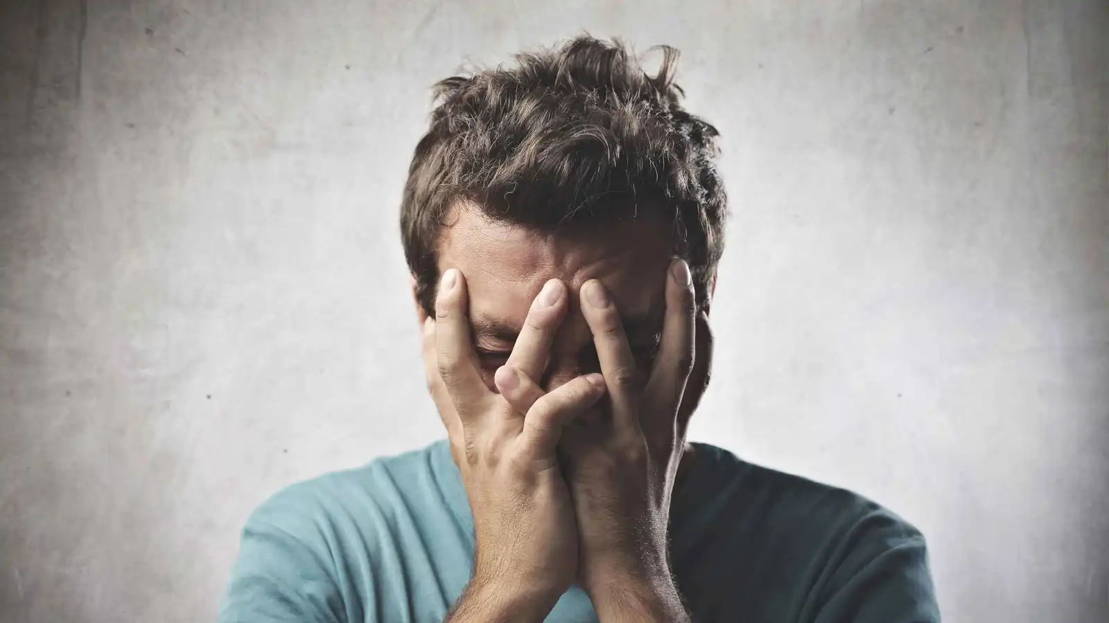 "لسوء معاملة والديه".. شاب مصري يحاول الانتحار  خلال "بث مباشر"