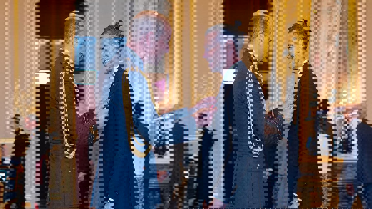 ما سبب تكريم غاريث بيل بوسام الإمبراطورية البريطانية؟