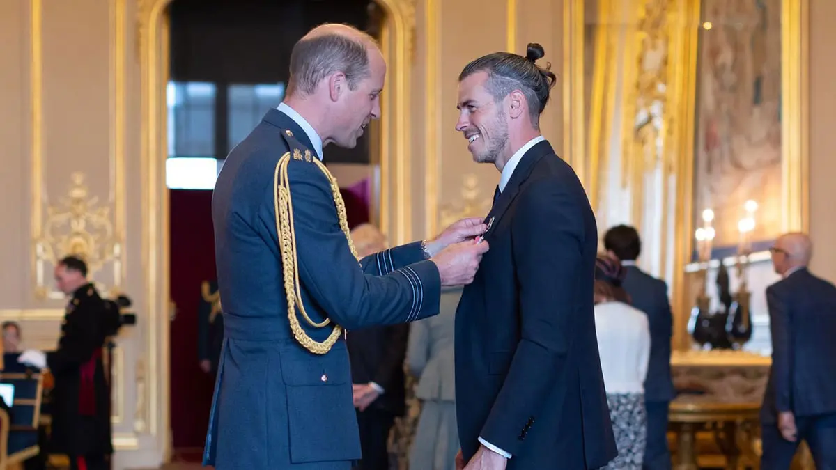 ما سبب تكريم غاريث بيل بوسام الإمبراطورية البريطانية؟