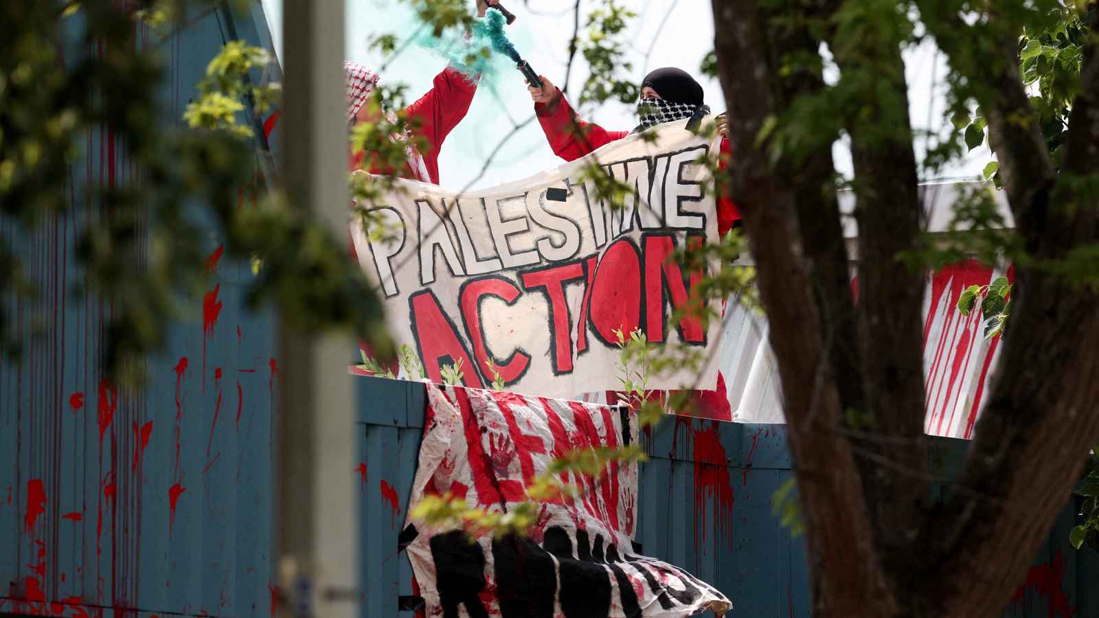 حبس 4 من "فلسطين أكشن" بتهمة إتلاف طائرات عسكرية في بريطانيا (فيديو)