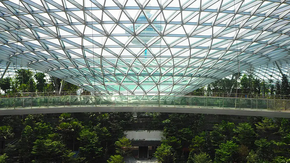 بغابة وأكبر شلال.. سنغافورة تفتتح أغرب مطار بالعالم 