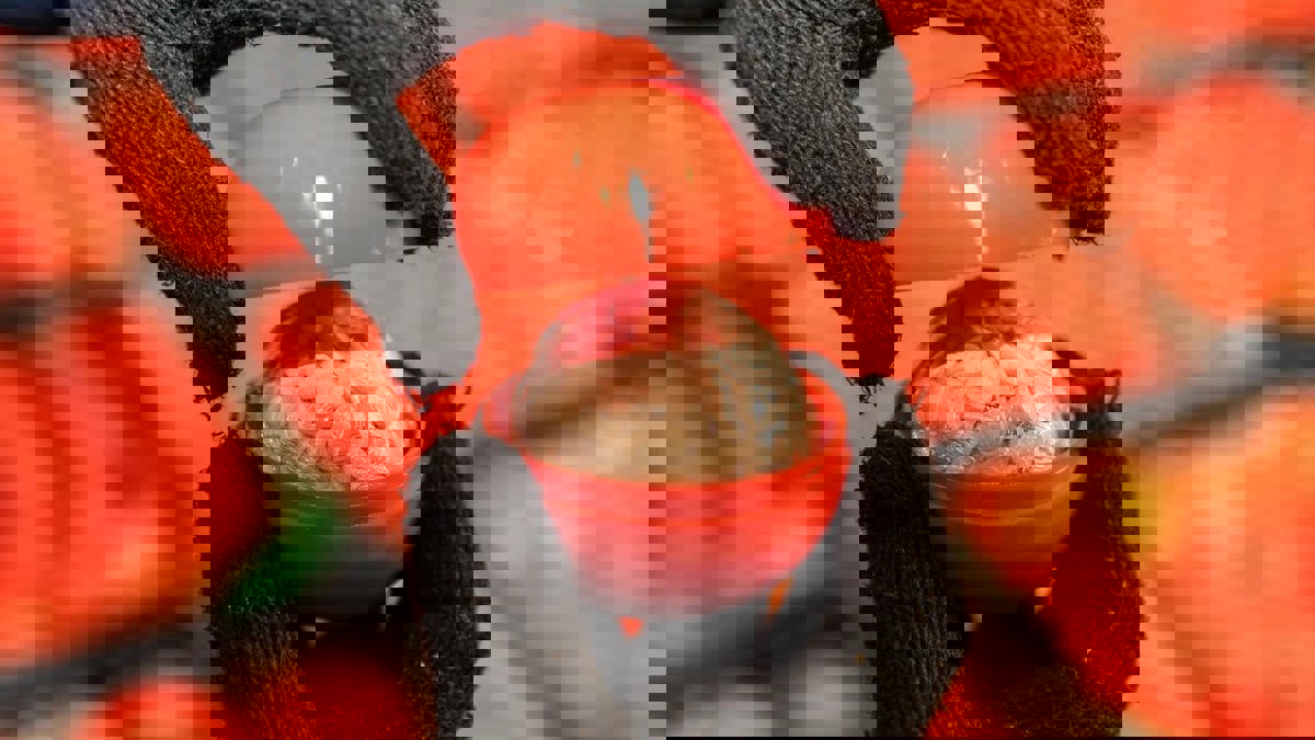 السعودية تضبط مخدرات في شحنة "طماطم ورمان" عبر منفذ مع الأردن