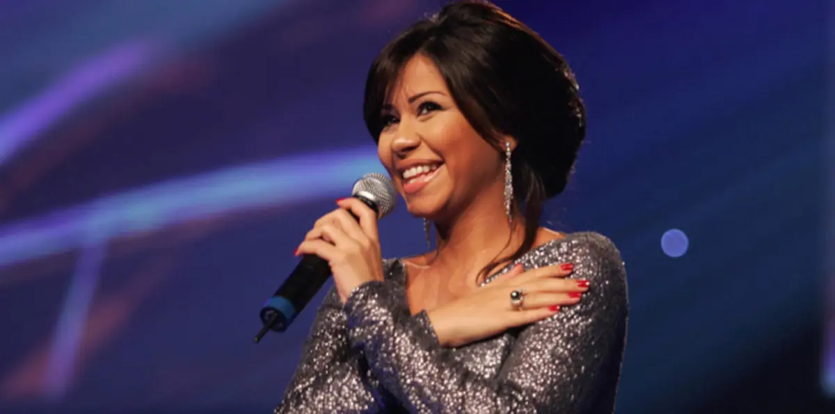 شاهد بالفيديو.. شيرين تتجاهل عمرو دياب وتعتذر لإليسا