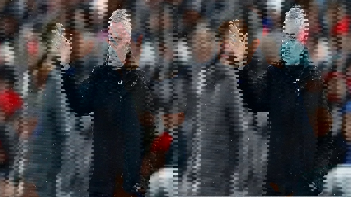 مباراة ليفربول ومانشستر يونايتد.. ماذا أصاب حافلة جوزيه مورينيو؟