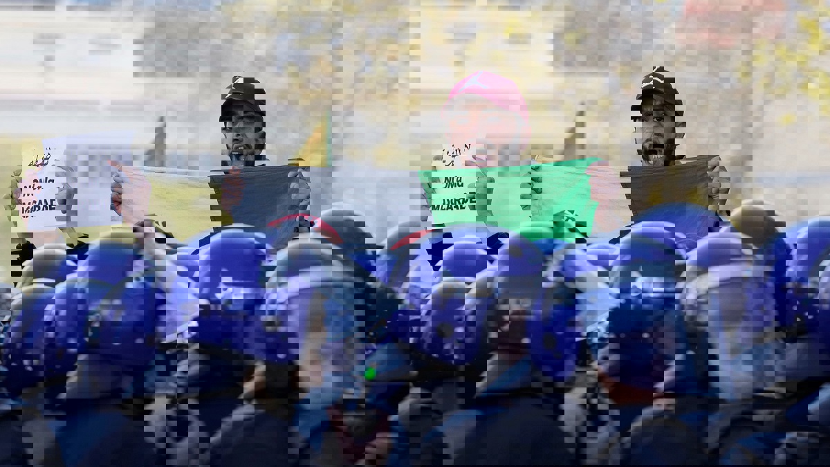 الشرطة الجزائرية تطلق الغاز المسيل للدموع لتفريق محتجين