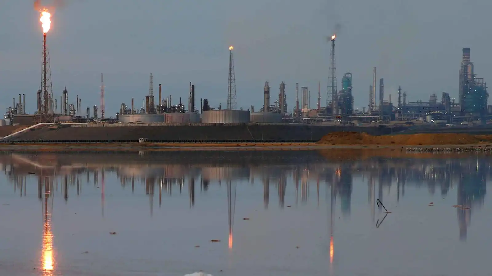 500 مليون دولار من نفط فنزويلا بيد شركات متهمة بقضايا رشوة