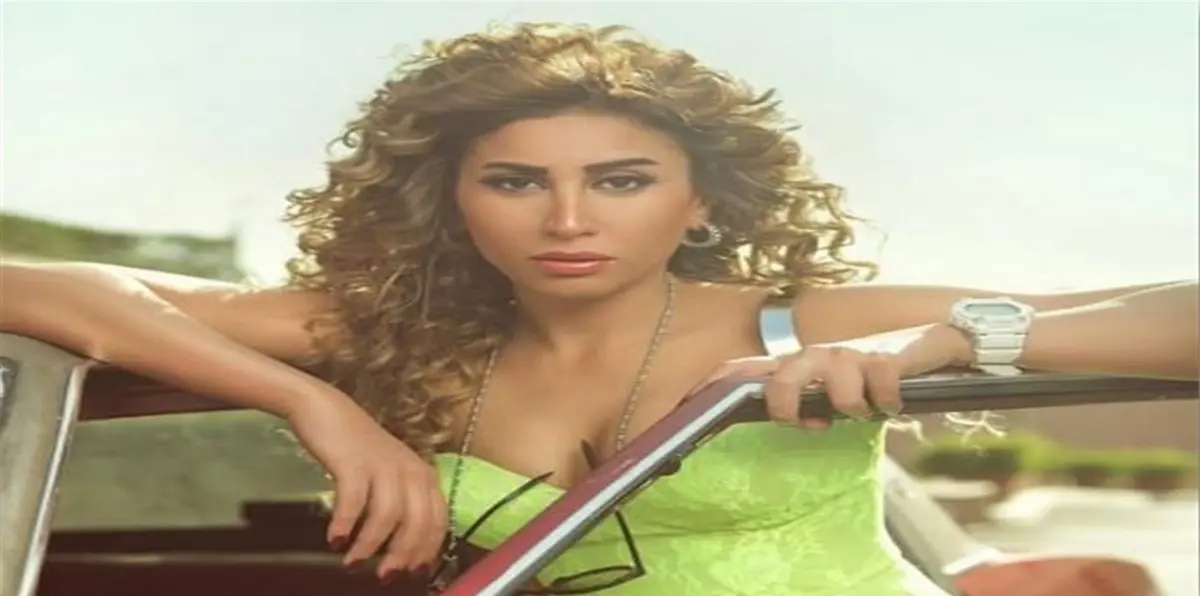 كيف ردت النجمة دينا الشربيني على جمهور عمرو دياب؟