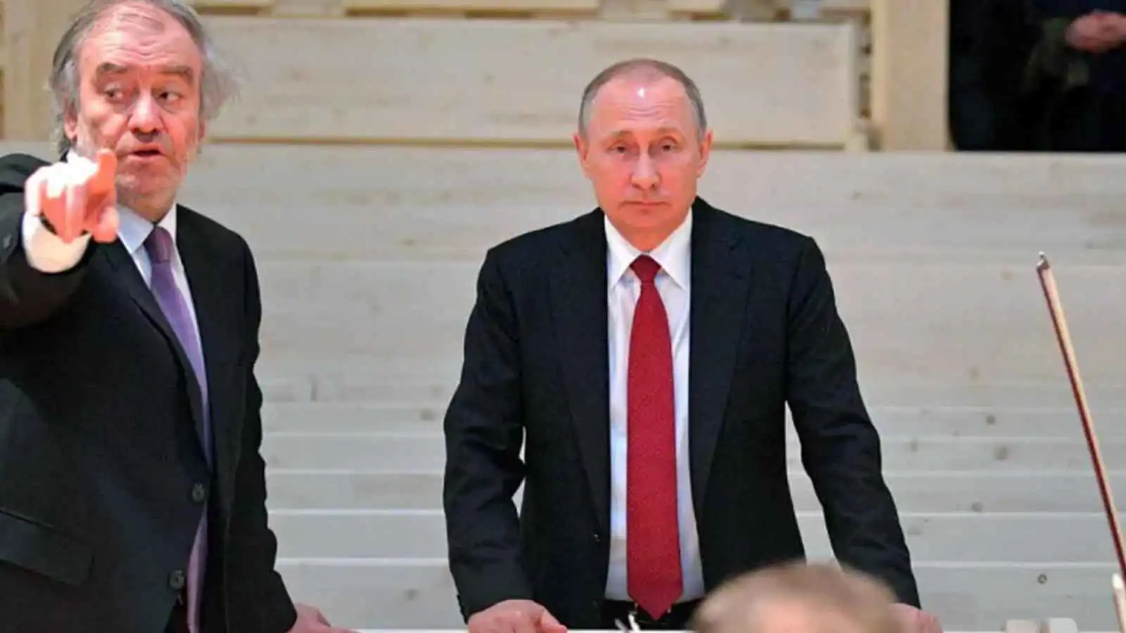 بوتين وعازف الأوركسترا الروسي الشهير فاليري غيرغييف