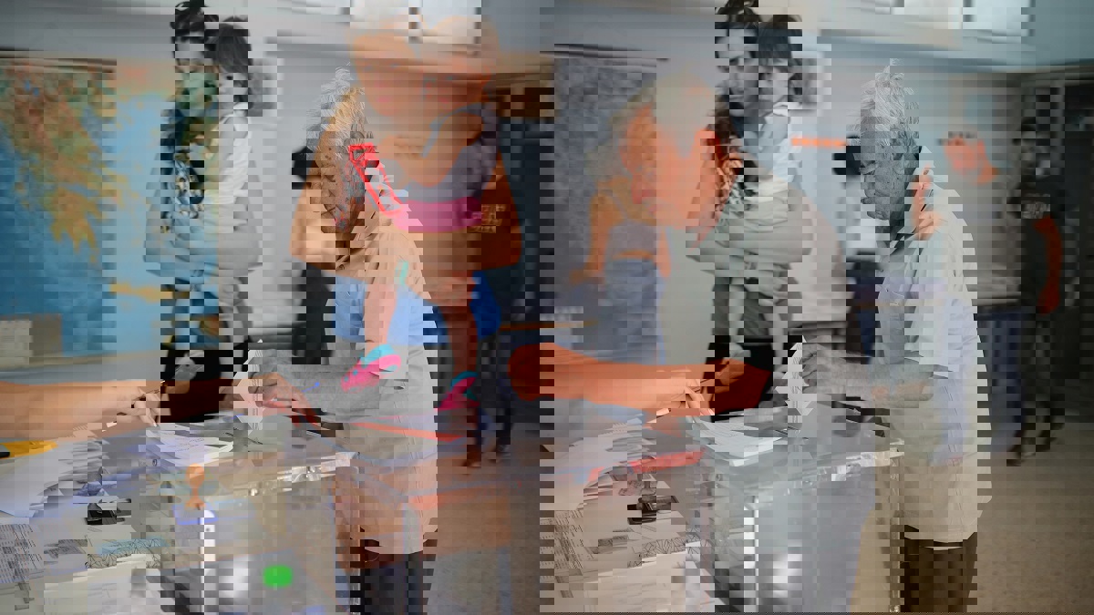 اليونانيون يدلون بأصواتهم في انتخابات قد تنهي حكم اليسار