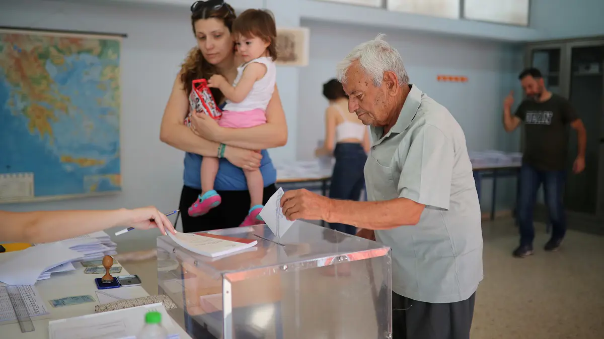 اليونانيون يدلون بأصواتهم في انتخابات قد تنهي حكم اليسار