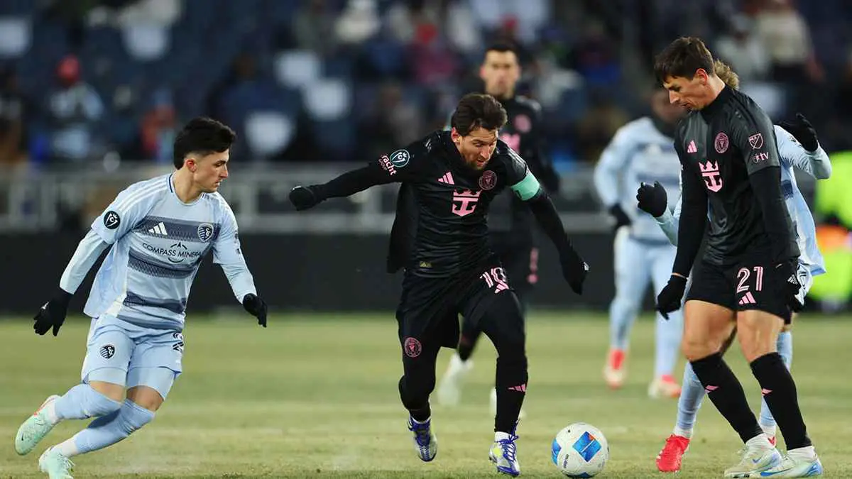 في ليلة شديدة البرودة.. ميسي يسجل ويقود إنتر ميامي للفوز على كانساس سيتي (فيديو)