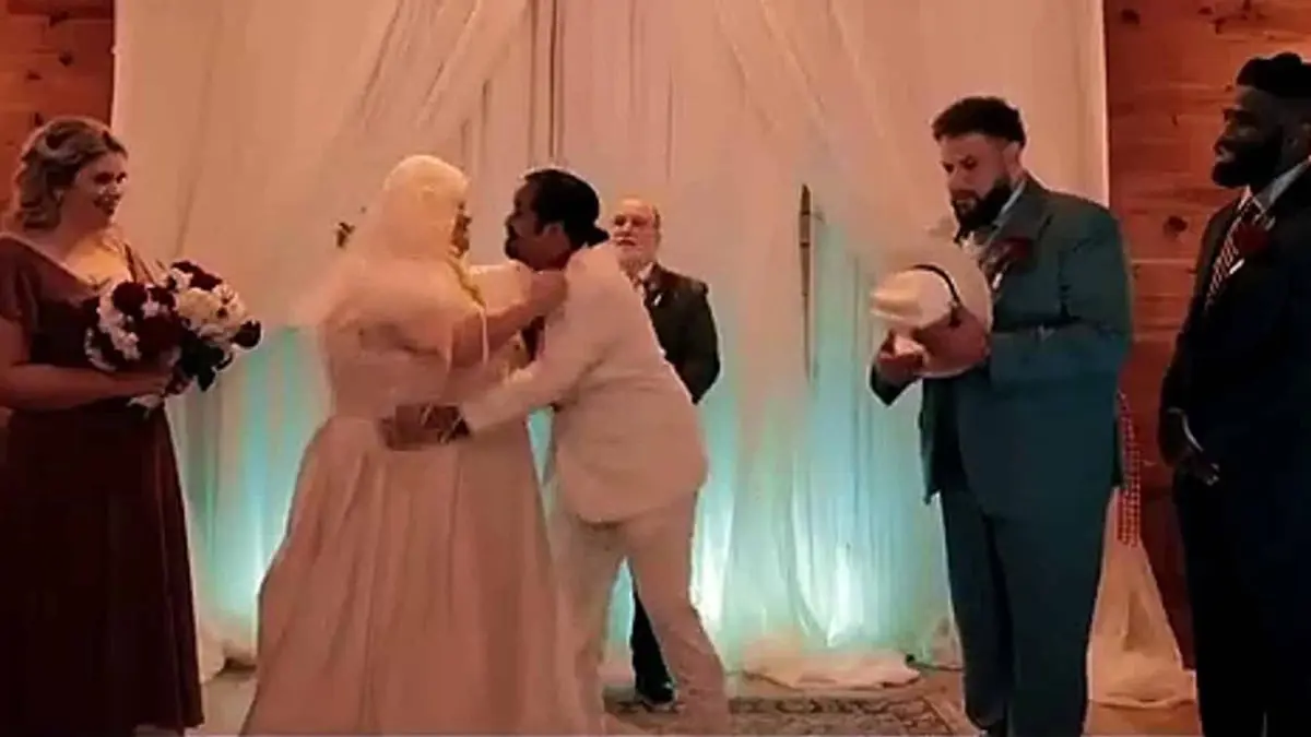 قناة سعودية تهاجم نيتفلكس بعد مشهد مخل لمؤيد النفيعي في "مسلسل مو"