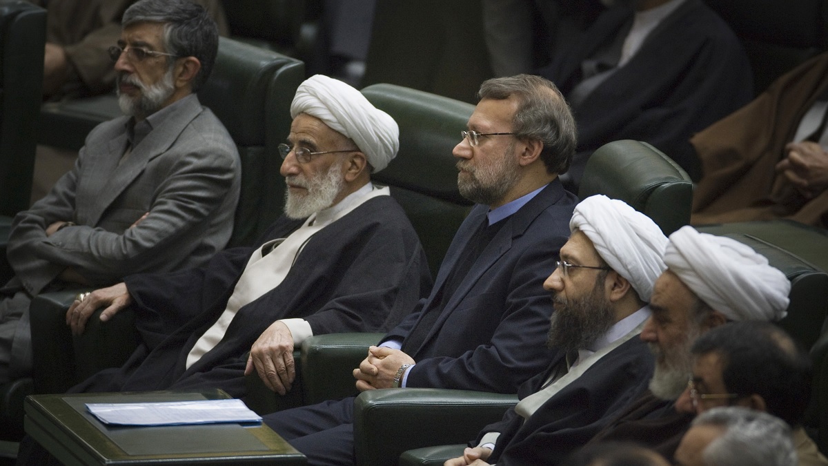 هل أقصى خامنئي "آل لاريجاني" من سباق معركة مرشد إيران القادم؟