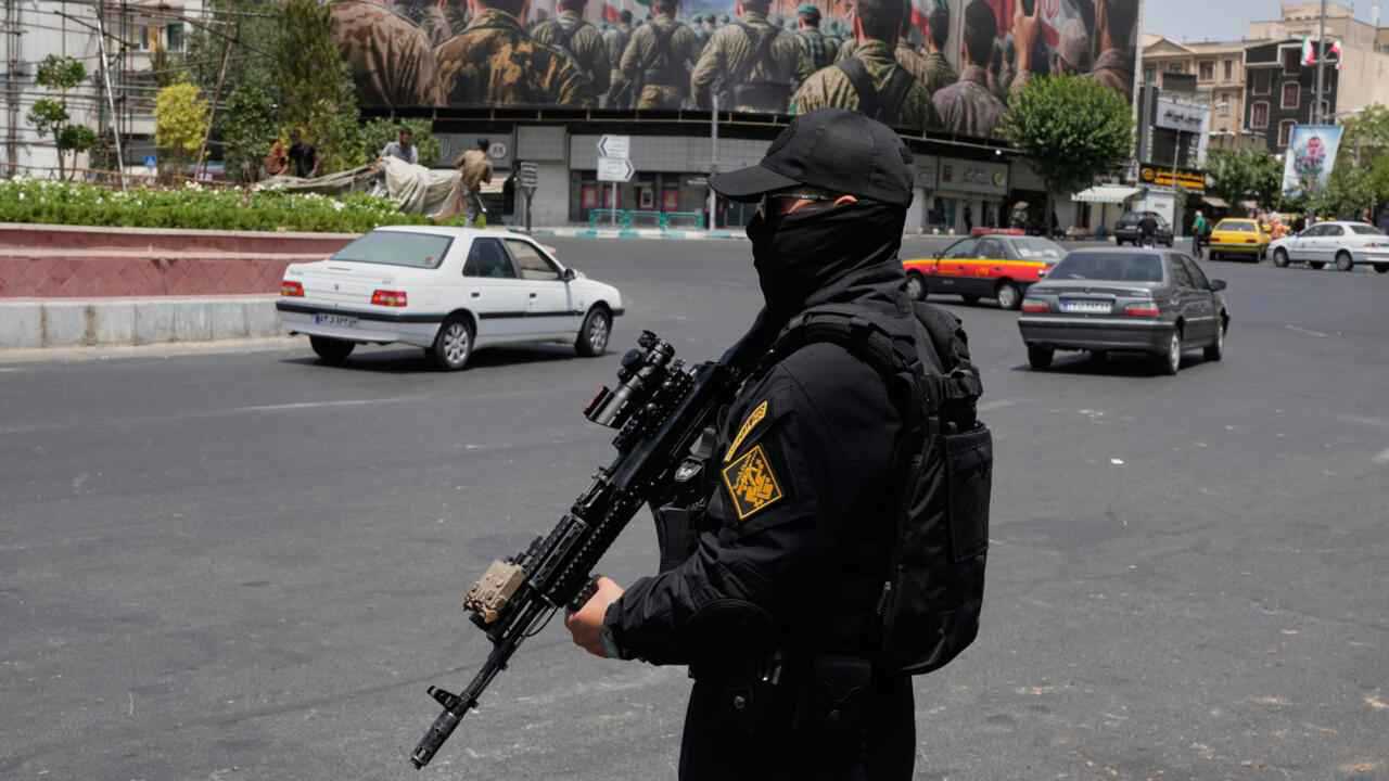 إيران تعلن تفكيك خلية مؤيدة للنظام الملكي ومرتبطة بالموساد (فيديو)