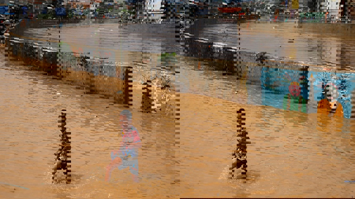 مصرع نحو 40 شخصًا جراء فيضانات في إندونيسيا