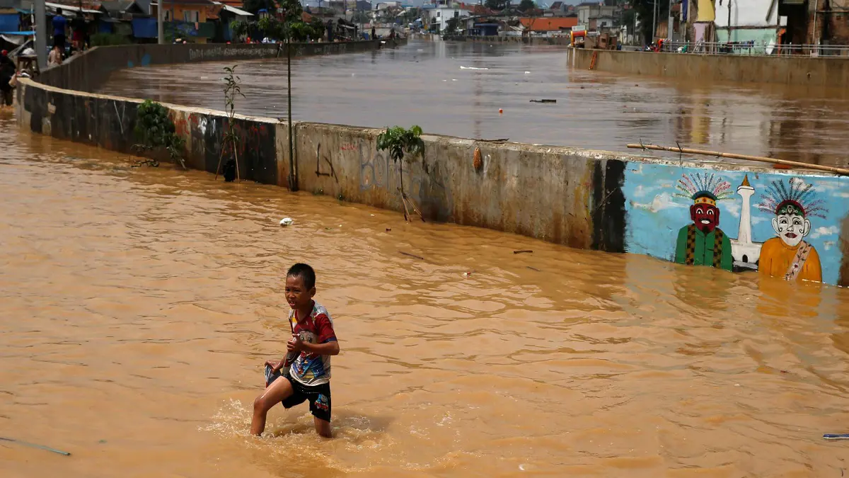 مصرع نحو 40 شخصًا جراء فيضانات في إندونيسيا