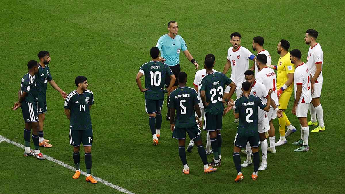 أسطورة المنتخب السعودي يشن هجوما حادا على حكم لقاء الأردن 