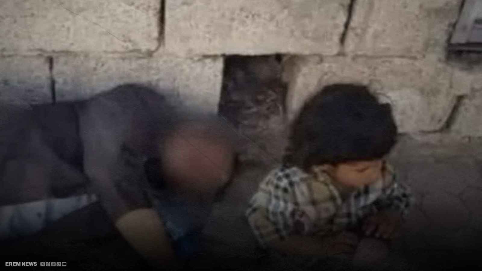 بجوار طفله.. يمنيّ يموت من الجوع على الرصيف