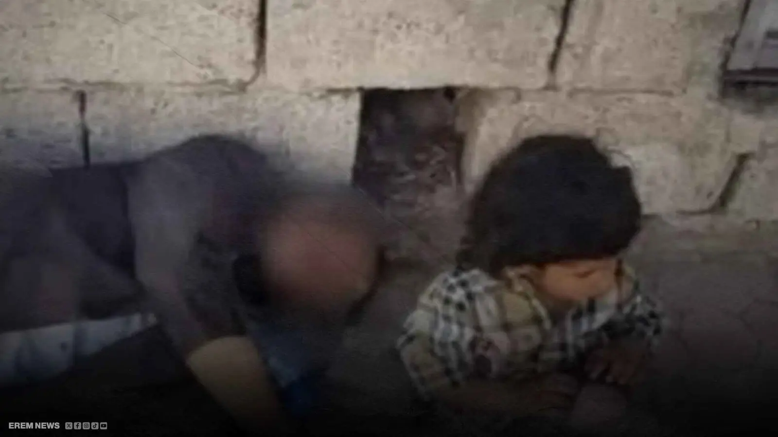 بجوار طفله.. يمنيّ يموت من الجوع على الرصيف