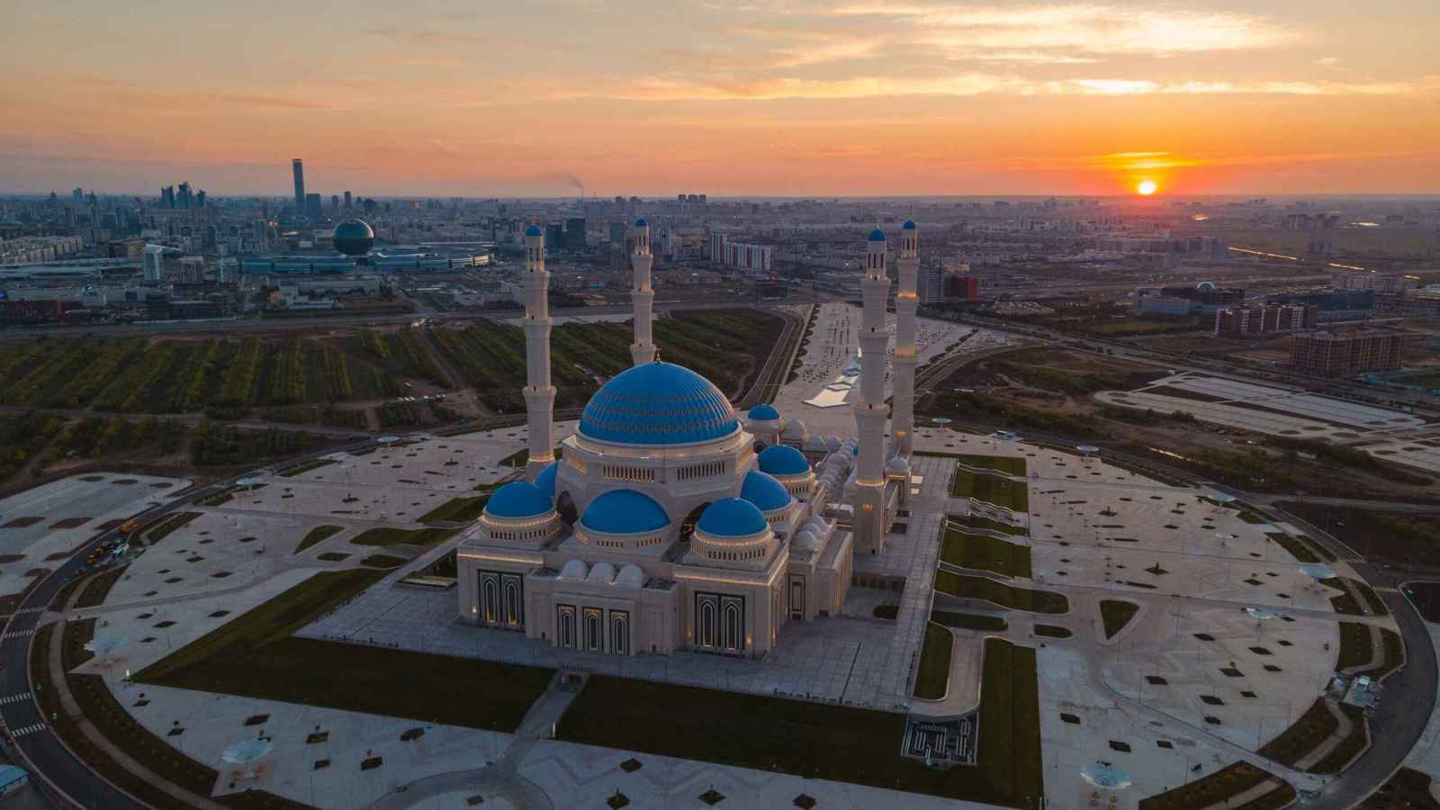 مسجد أستانا الكبير.. تجسيد لهوية كازاخستان الإسلامية المعاصرة (صور)