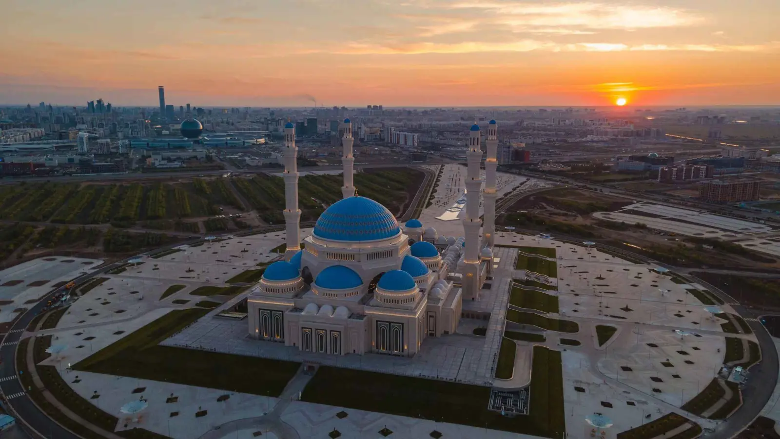 مسجد أستانا الكبير.. تجسيد لهوية كازاخستان الإسلامية المعاصرة (صور)