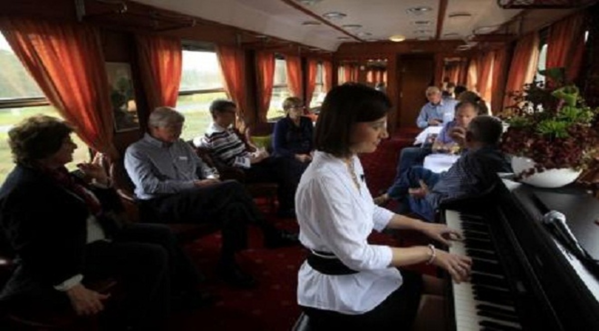 قطار فاخر يبدأ أول رحلة سياحية من المجر إلى إيران