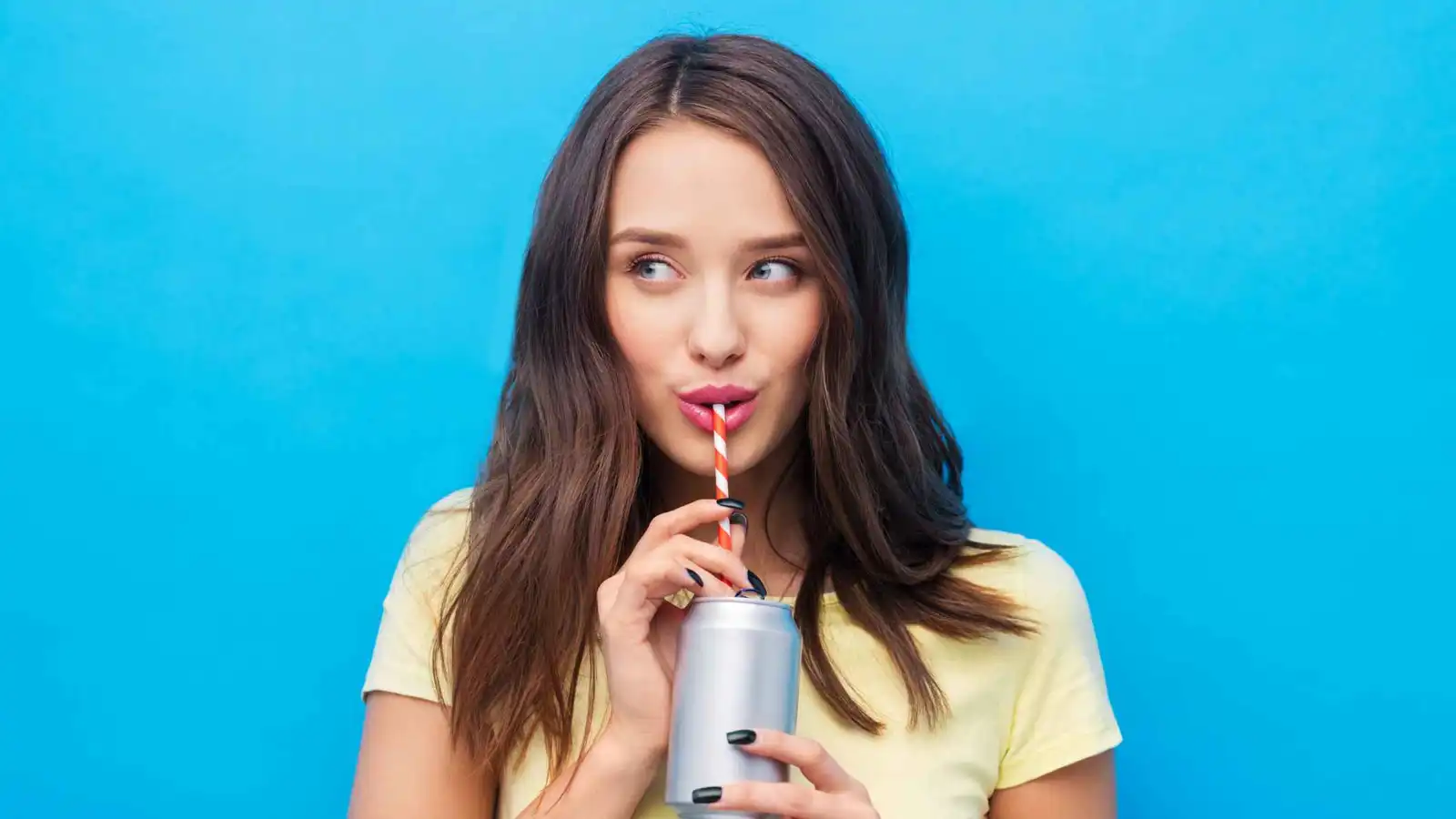 المشروبات المحلاة تهدد الصحة النفسية للمراهقين