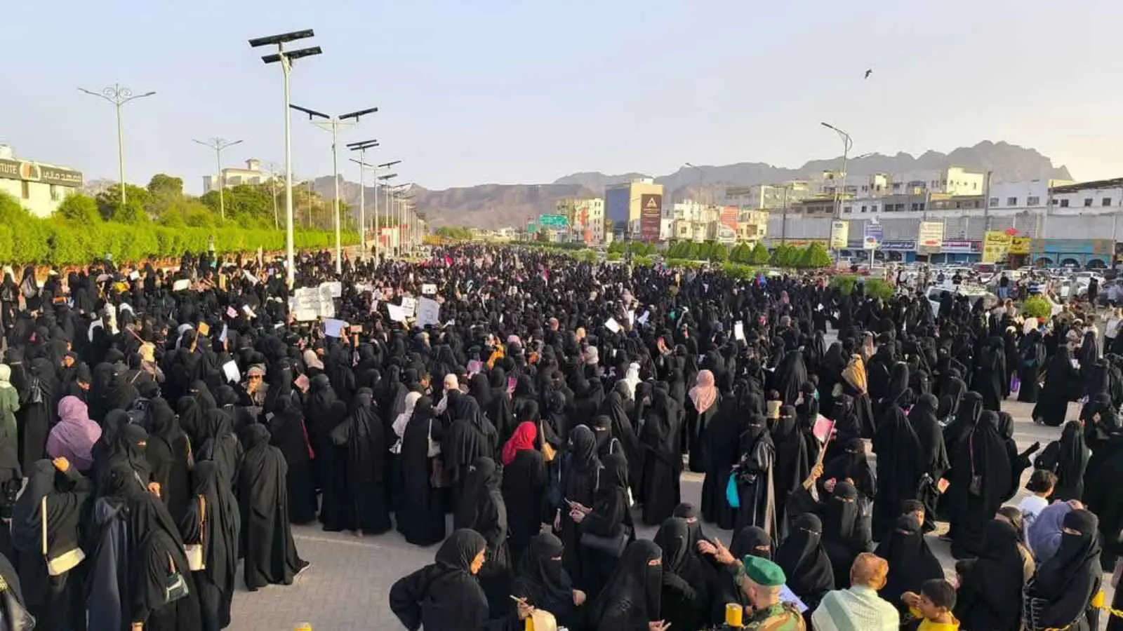 نساء عدن يشعلن ثورة تطالب بإصلاحات.. والحكومة ترد (فيديو وصور)