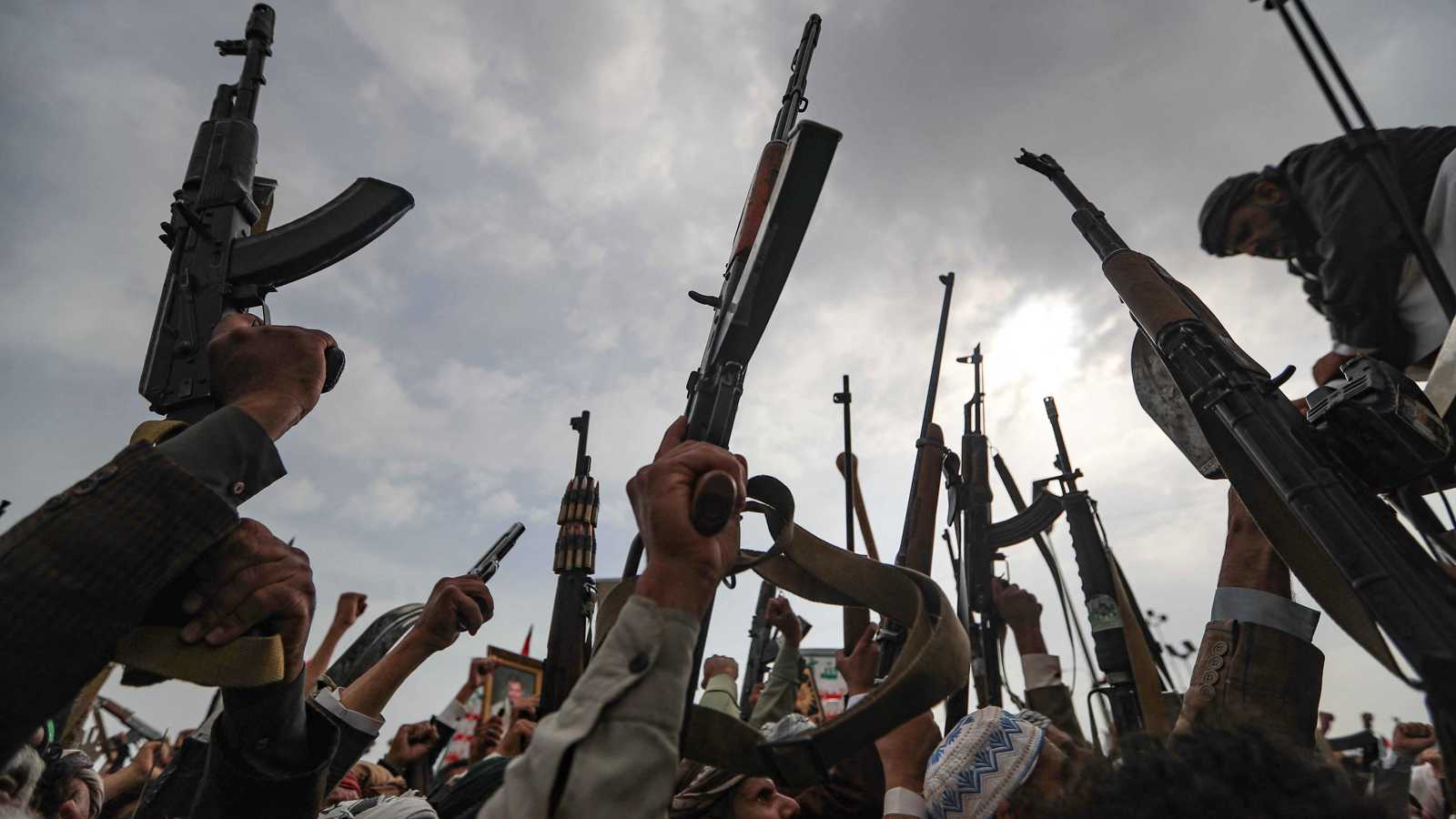 اليمن.. أسر الموظفين المحتجزين تدعو رعاة المفاوضات للكشف عن مصير ذويهم