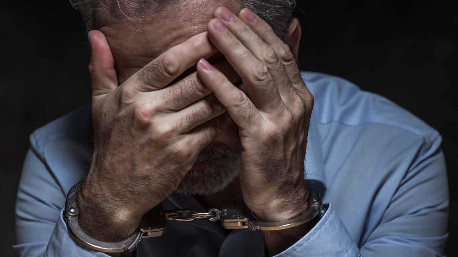 مُسن يرتكب سرقة ليقضي وقتا مع حفيده بالسجن