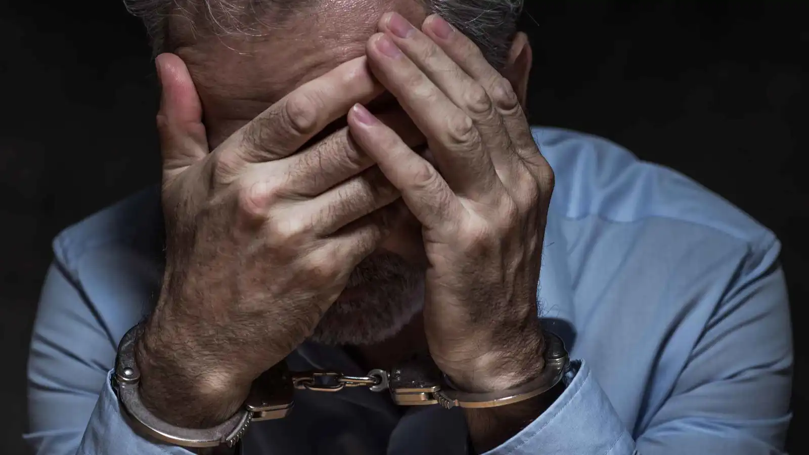 مُسن يرتكب سرقة ليقضي وقتا مع حفيده بالسجن