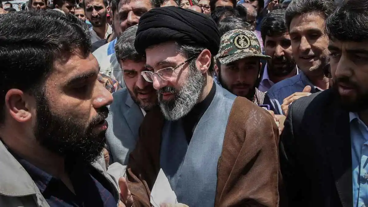 أنباء: اختيار مجتبى خامنئي مرشداً أعلى لإيران تحت ضغط "الحرس"