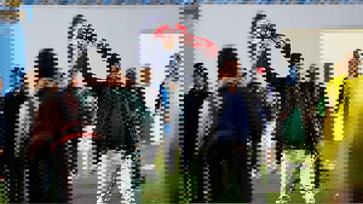 أول تعليق من علاء عبدالعال مدرب الداخلية بعد الاعتداء عليه من جماهير نادي الزمالك (فيديو)