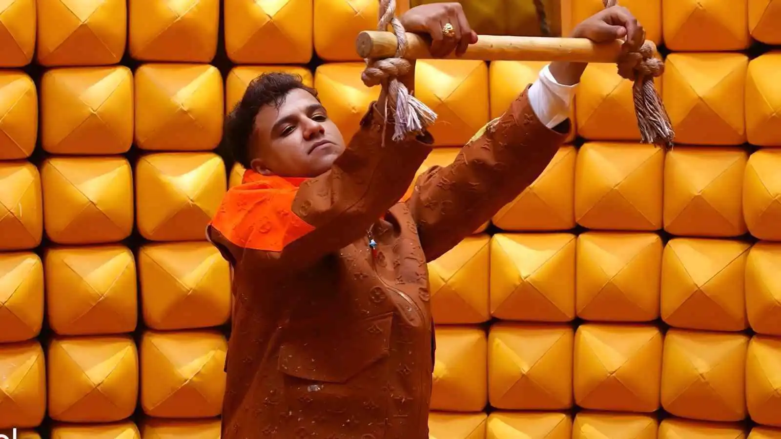 "رامز ليفل الوحش" يفجر غضب عصام صاصا بأسئلة محرجة