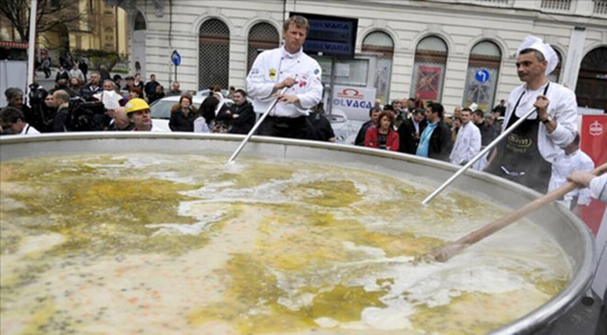 البوسنة والهرسك تدخل  "جينيس" بأكبر طبق حساء