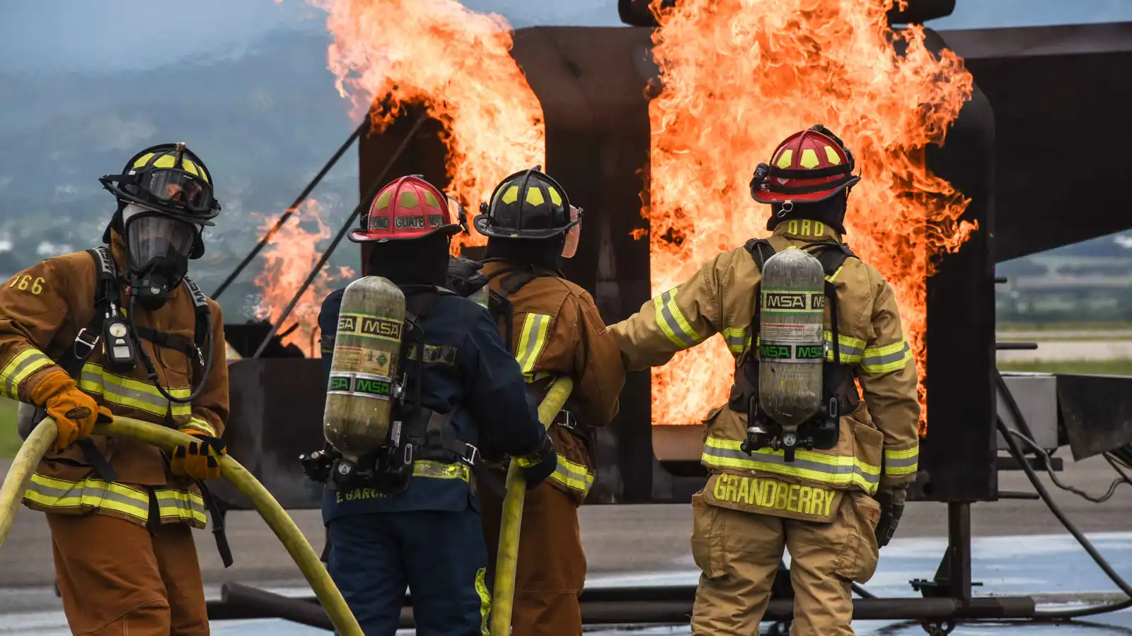 احتجاز رجلي إطفاء أثناء مشاركتهما في إخماد حرائق غابات بواشنطن