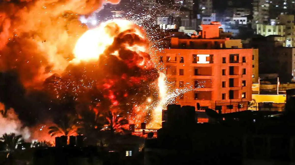 خلفت قتلى وجرحى.. غارات إسرائيلية على غزة تهدد بانهيار وقف إطلاق النار