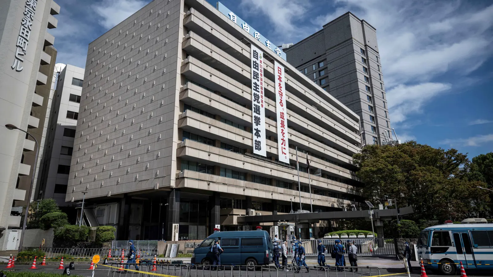 اليابان.. رجل يلقي زجاجات "مولوتوف" على مقر الحزب الحاكم (فيديو)