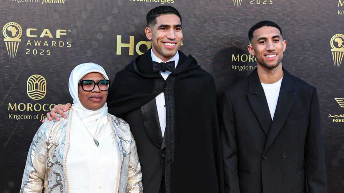 حكيمي يصل إلى حفل جوائز الكاف على "سكوتر" ويقبّل رأس والدته (فيديو)