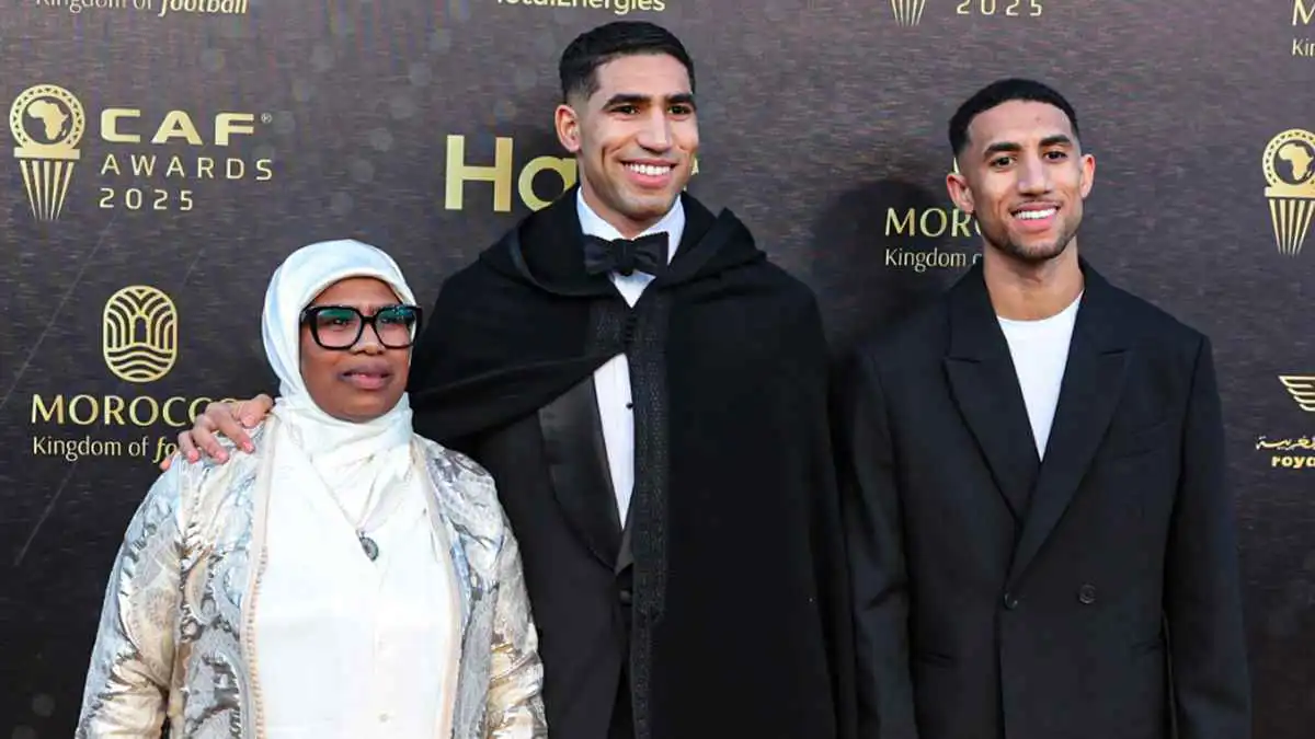 حكيمي يصل إلى حفل جوائز الكاف على "سكوتر" ويقبّل رأس والدته (فيديو)