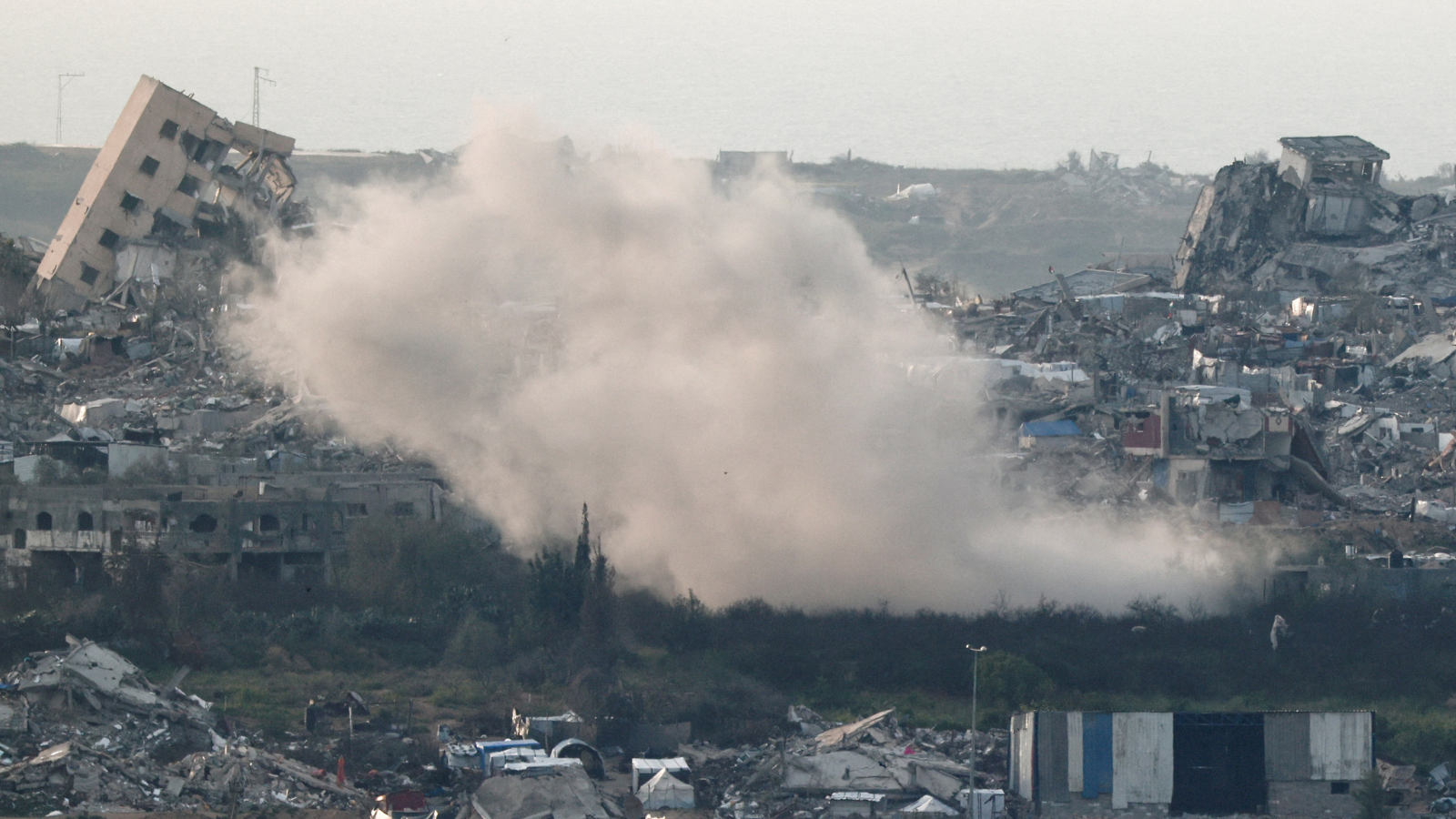 غارات إسرائيلية مكثفة وعمليات نسف للمنازل في غزة ورفح