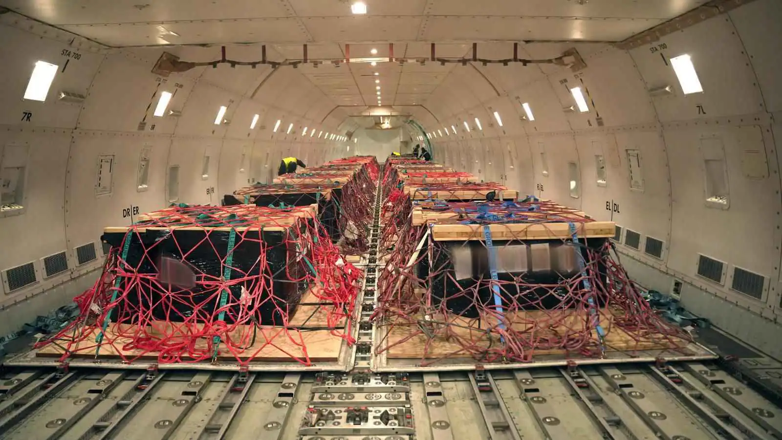 200 طائرة.. جسر جوي يضخ آلاف الأطنان من الأسلحة لإسرائيل