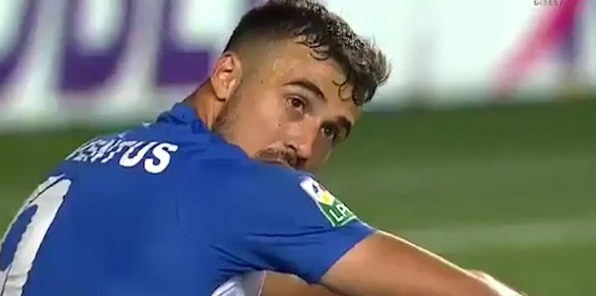 الغضب يتسبب في كسر إصبع لاعب روماني بعد إهداره ركلة جزاء (فيديو)