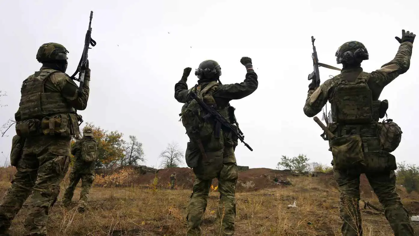 روسيا تعلن السيطرة على بلدتين شرقي أوكرانيا وقتل مئات الجنود