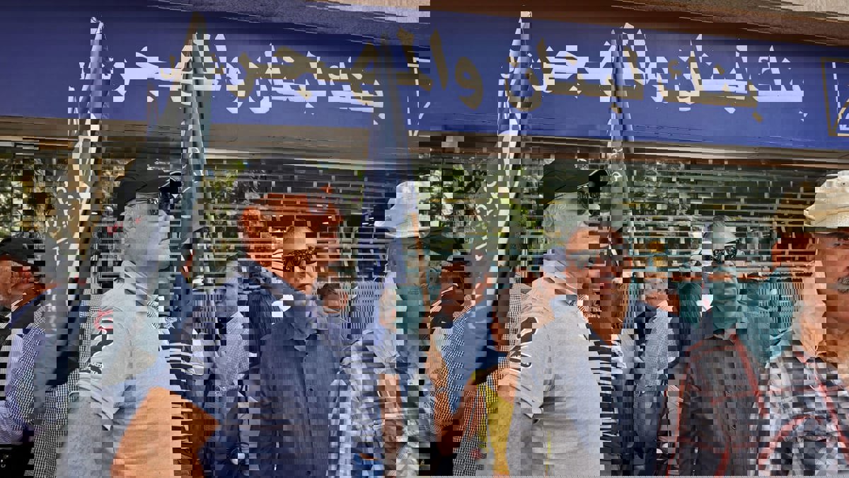 لبنان.. مودع يحتجز رهائن داخل بنك في صيدا