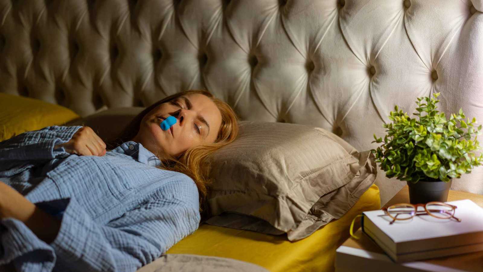 خطر شائع على "تيك توك".. لصق الفم أثناء النوم قد يهدد حياتك